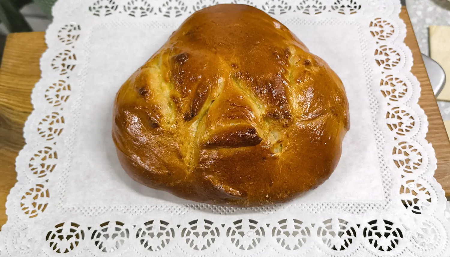 Kuldpruun käsitsi vormitud pidusai