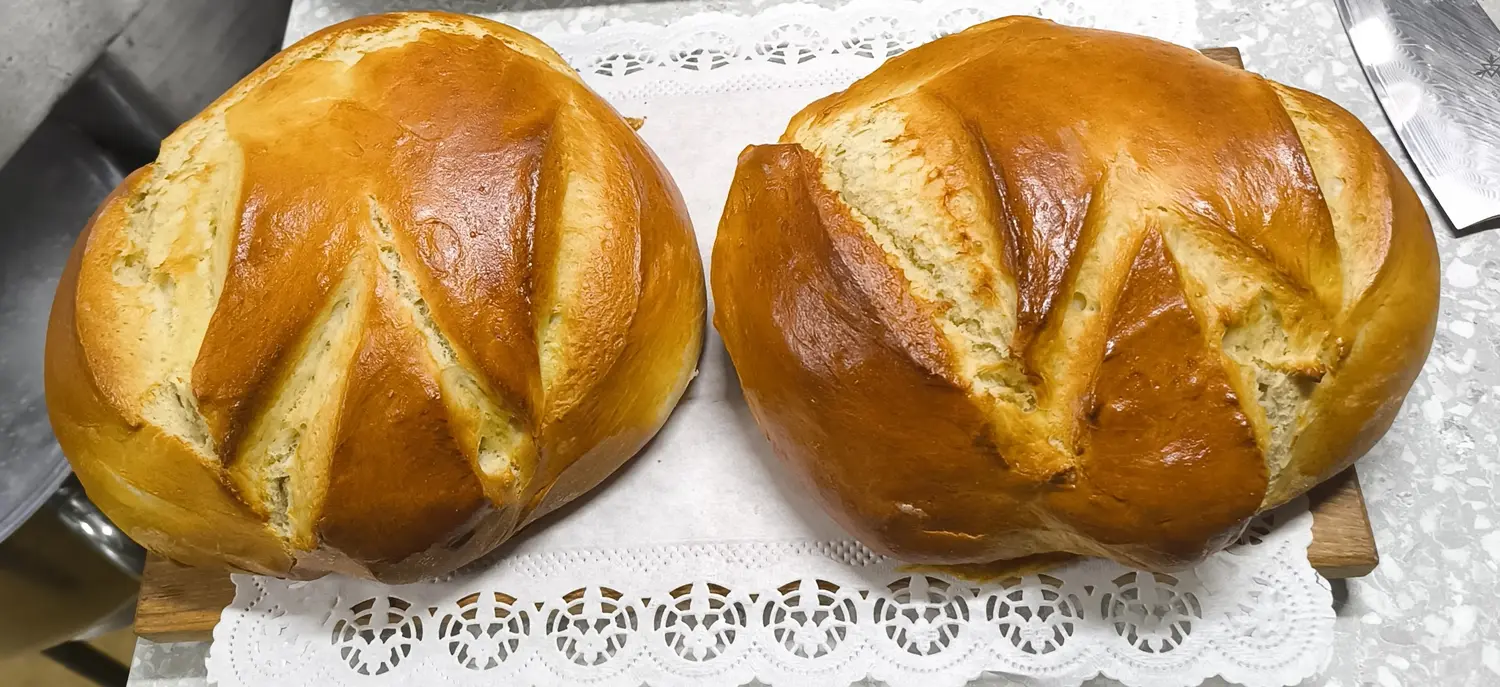 Kaks kuldpruuni Vanaveski talu pidusaia