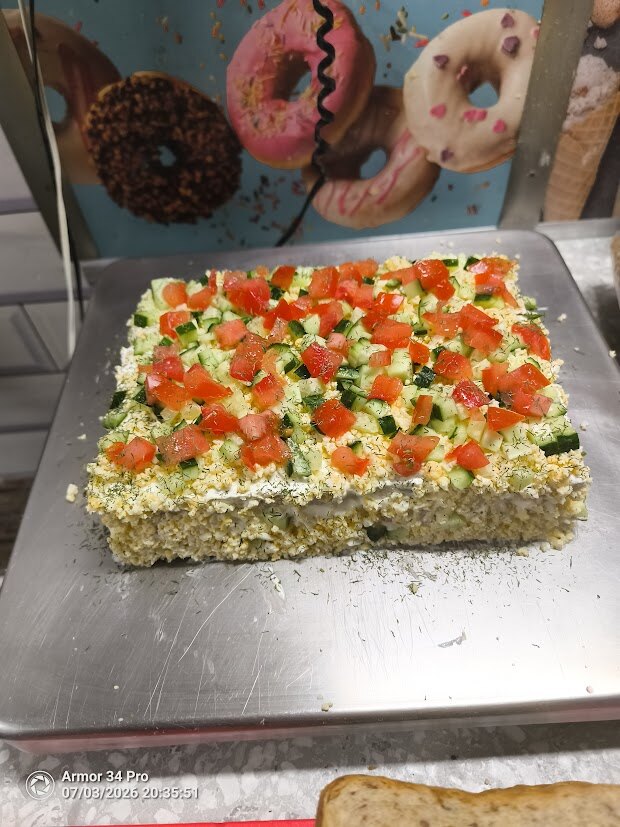 Kurgi, tomati ja tilliga kaunistatud Vanaveski talu võileivatort